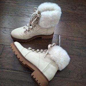 Esprit Off-White Booties